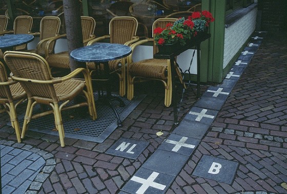 Nizozemsko-belgická hranice spojuje města Baarle-Nassau a Baarle-Hertog.