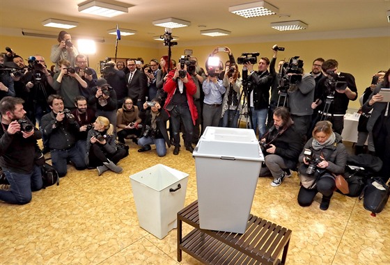 Novináři a fotografové čekají ve volební místnosti v pražských Lysolajích na...