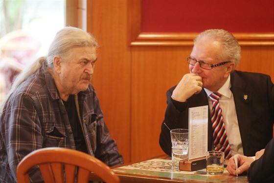 N�kdej�í volební superlídr SPO Franti�ek Ringo �ech a p�edseda strany Jan Veleba ve volebním �tábu Milo�e Zemana