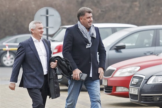 Hradní kanclé Vratislav Myná (vlevo) a poradce Martin Nejedlý picházejí do...