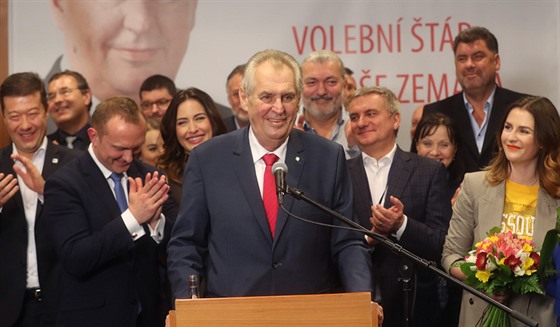 Miloš Zeman oslavuje vítězství ve druhém kole prezidentských voleb. (27. ledna...