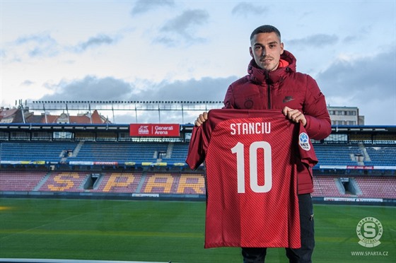 Rumunský fotbalista Nicolae Stanciu se stal sparanem. Na Letné podepsal...