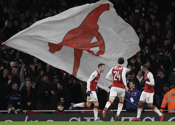 Fotbalisté Arsenalu se radují z vítzného gólu v Ligovém poháru proti Chelsea.
