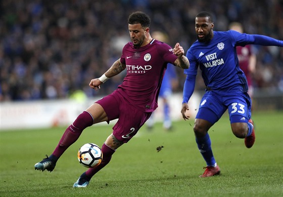 Kyle Walker z Manchesteru City kontroluje mí v utkání Anglického poháru s...