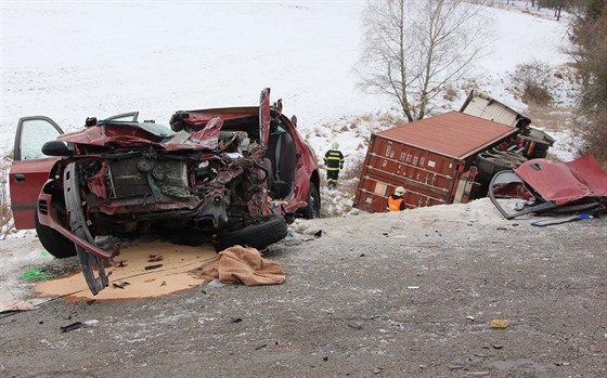 Při čelní srážce kamionu s osobním vozem u jihomoravské obce Závist utrpěl...
