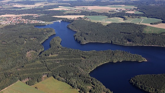 Kvalitu a teplotu vody v jihoeské nádri ímov sledují hydrobiologové z...