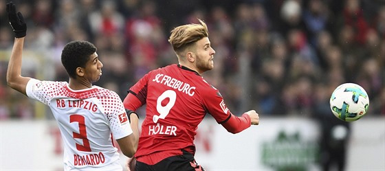 Lucas Höller z Freiburgu a Bernardo (vlevo) z RB Lipsko v utkání nmecké...