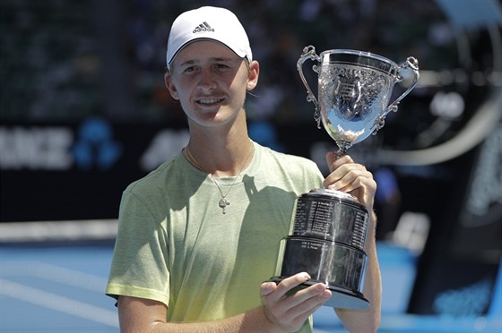 Sebastian Korda s trofejí pro vítze juniorky na tenisovém Australian Open.