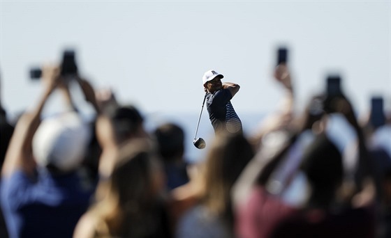 Ostře sledovaný Tiger Woods na turnaji Farmers Insurance Open v San Diegu.