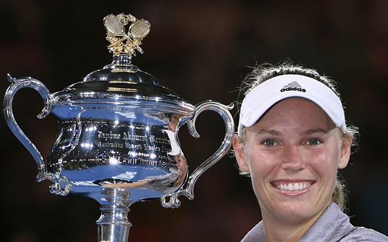 TASTNÁ VÍTZKA. Caroline Wozniacká s trofejí pro ampionku Australian Open.