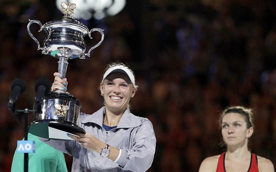 RADOST A ZKLAMÁNÍ. Caroline Wozniacká s trofejí pro šampionku Australian Open,...