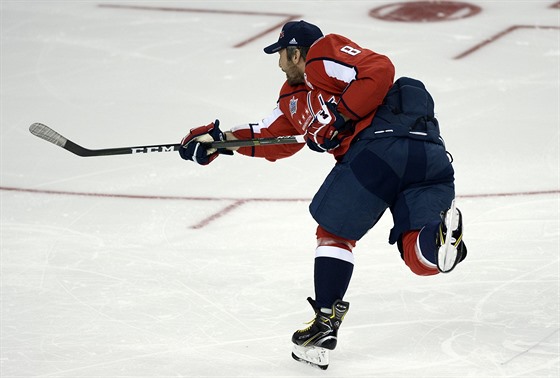 Alexandr Ovekin pi Utkání hvzd NHL v souti tvrdosti stelby.