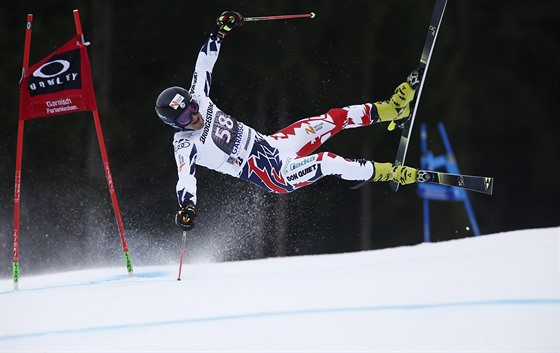 Krytof Krýzl padá v obím slalomu v Garmisch-Partenkirchenu.