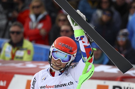 Petra Vlhová v cíli slalomu v Lenzerheide.