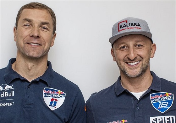 Martin Šonka a Petr Kopfstein, čeští piloti letecké série Red Bull Air Race.