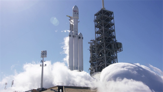 Falcon 9 Heavy během testu motorů 25. 1. 2018