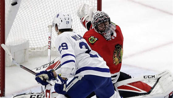 William Nylander z Toronta pekonává brankáe  Jeffa Glasse z Chicaga.