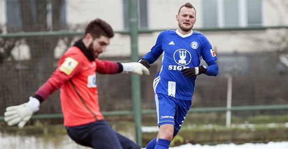 tonk Jakub eznek (vpravo) ukazuje v Olomouci po pchodu z Plzn dobrou...