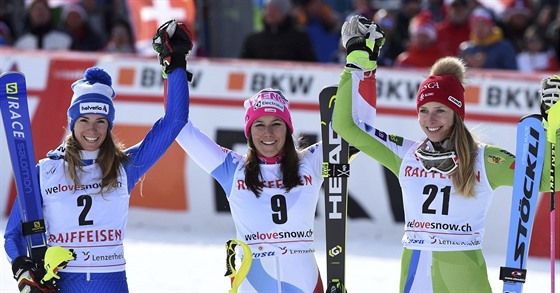 Ti nejlepí eny z kombinace v Lenzerheide: zleva druhá Italka Marta...