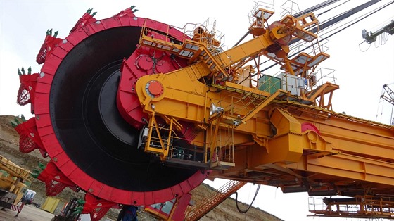 Gigantické rozměry těžebního velkostroje KU 800 ilustruje například koleso...