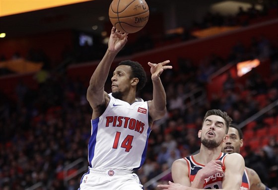 Ish Smith z Detroitu pihrává naslepo v zápase s Washingtonem, brání ho Tomá...