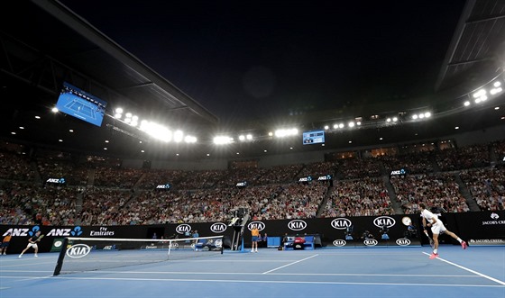 Noní duel na Australian Open má za sebou i Roger Federer.