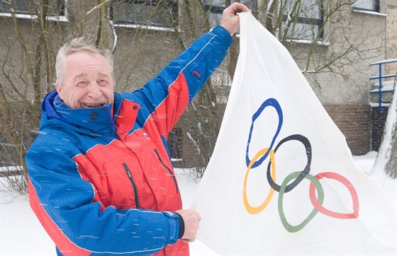 Olympionik Frantiek Halí s vlajkou, kterou ukradl na hrách v Grenoblu 1968.