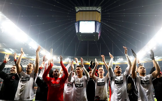 Fotbalisté Eintrachtu Frankfurt slaví výhru nad  Borussií Mönchengladbach.