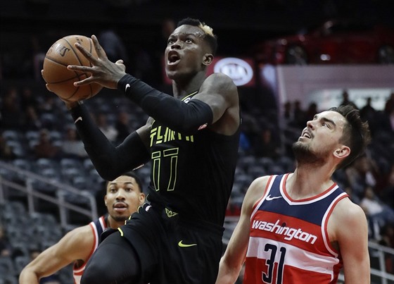 Dennis Schröder (vlevo) z Atlanty atakuje ko Washingtonu, brání ho Tomá...