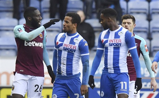 Arthur Masuaku (vlevo) z West Hamu se hádá se soupei z Wiganu po svém...