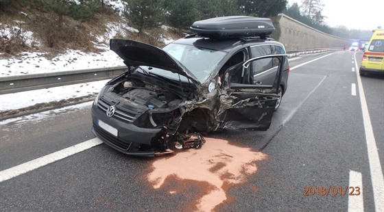 Nehoda kamionu a dvou osobních voz na obchvatu eské Skalice (23.1.2018).