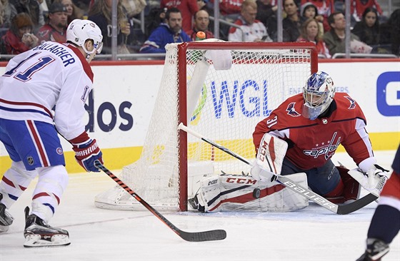 Philipp Grubauer v brance Washingtonu bedliv pozoruje, co s pukem vymyslí...