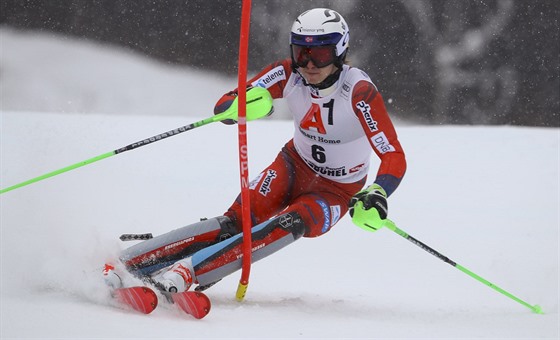 Norský lyžař Henrik Kristoffersen na trati slalomu v Kitzbühelu