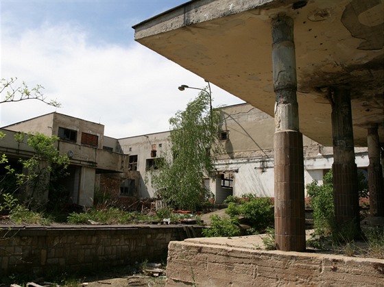 Zchátralý a zdevastovaný areál bývalého lounského masokombinátu.
