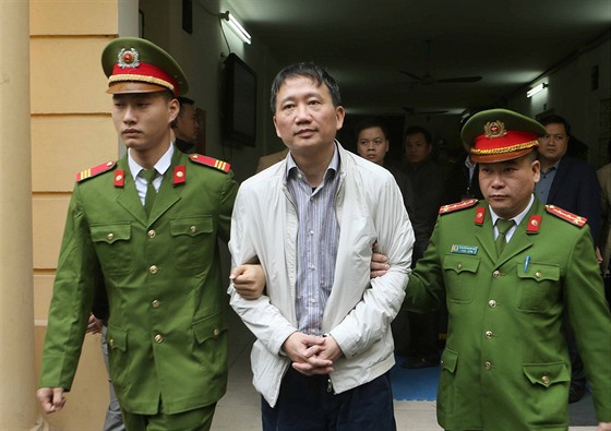 Trinh Xuan Thanh je odvádn policisty po vynesení rozsudku u soudu v Hanoji....
