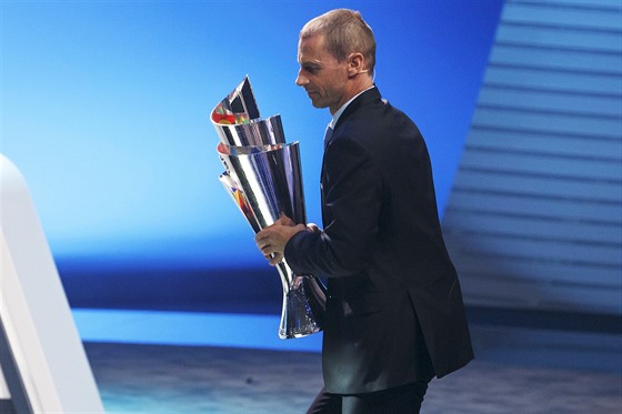 Prezident UEFA Aleksander eferin pináí na pódium trofej pro vítze Ligy...