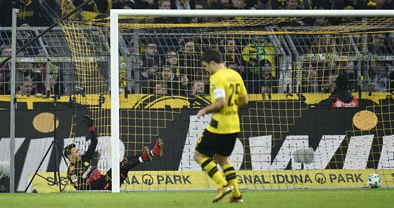 Roman Bürki, branká fotbalist Dortmundu, takhle zapadl do sít po druhém inkasovaném gólu od Freiburgu.