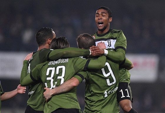 Fotbalisté Juventusu Turín se radují z gólu.