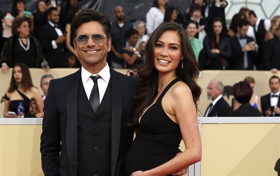 John Stamos a Caitlin McHughová na SAG Awards (Los Angeles, 21. ledna 2018)