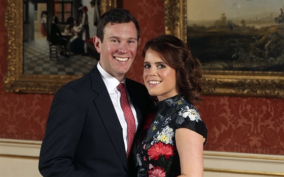 Jack Brooksbank a princezna Eugenie v obrazárně Buckinghamského paláce po...