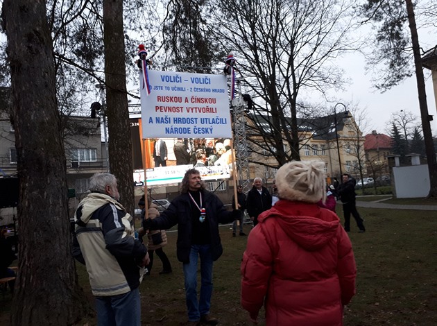 Po vyhlá�ení výsledk� se v parku v Jablunkov� objevil mu� s transparentem...