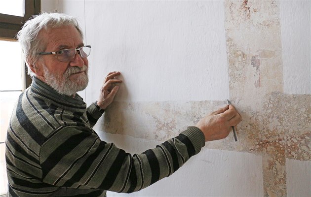 Restaurátor Petr Novotný pracuje na odkrytí nástnné malby v rytíském sále.