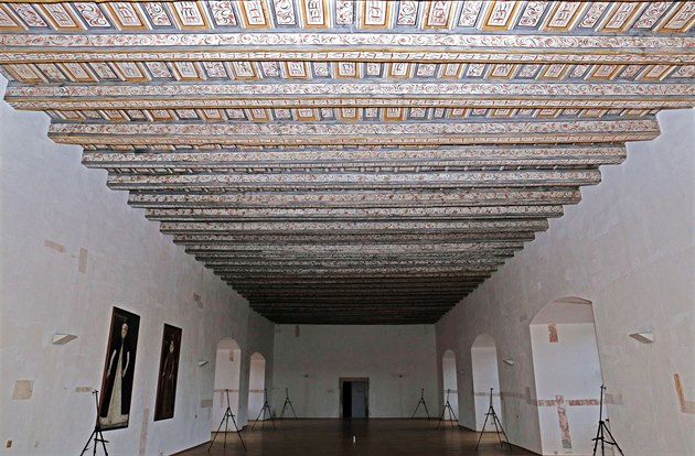 Rytíský sál se bude restaurovat celý, odstraní se bílé nátry, pod nimi se...