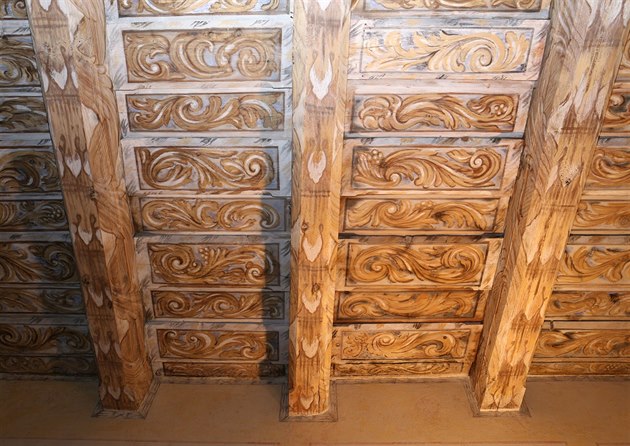 Pro srovnání - restaurátoi budou vycházet z ji restaurovaného stropu v...