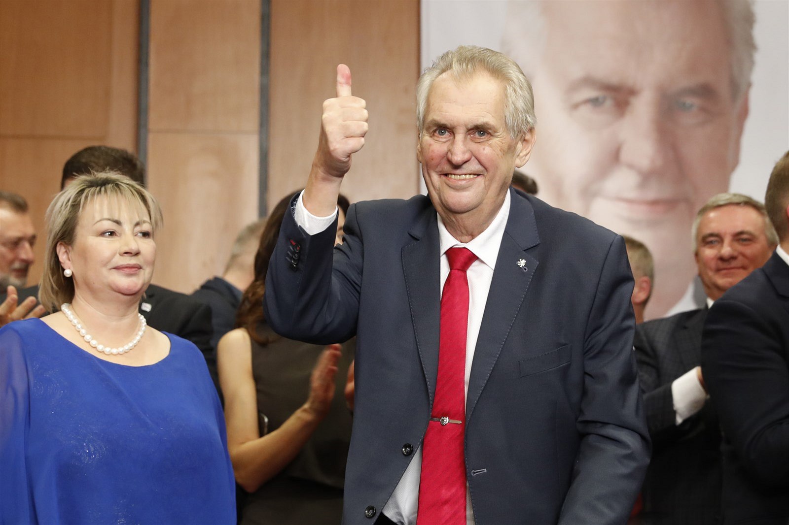 Milo� Zeman oslavuje vít�zství ve druhém kole prezidentských voleb. (27. ledna...