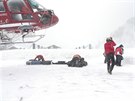 Vrtulník pedstavuje jediný zpsob, jak se dostat do Zermattu (21. ledna 2018)