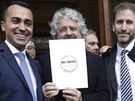 Zakladatel Hnutí pěti hvězd Beppe Grillo (uprostřed) a jeho nový šéf Luigi Di...
