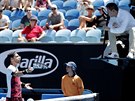 Italský tenista Fabio Fognini diskutuje bhem osmifinále s rozhodím.