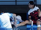 Fabio Fognini se nechává bhem osmifinále Australian Open oetovat.