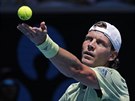 Tomá Berdych servíruje bhem osmifinále Australian Open.